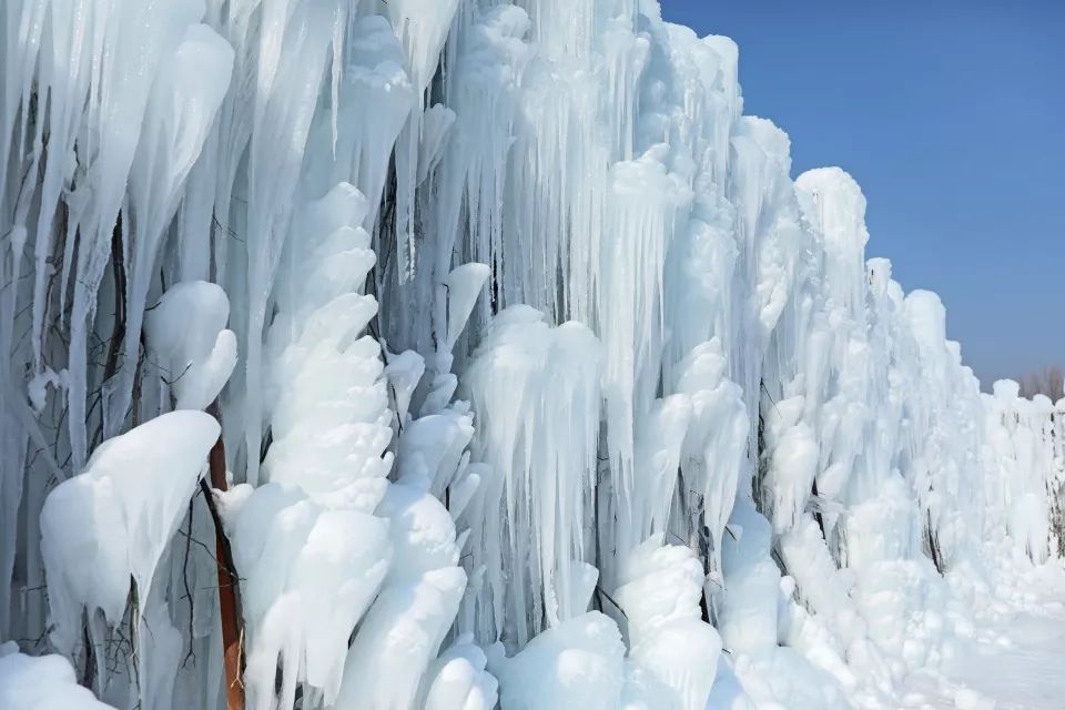 本想趁著週末去狼牙山滑雪場釋放內心小宇宙,卻被雪魔方腳下的冰瀑群