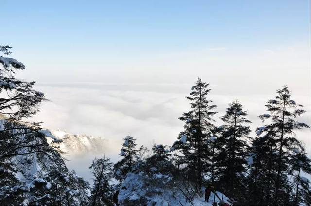 九峰山位於四川省彭州市西北部的大寶鄉境內,山脈自川西北綿延200餘里