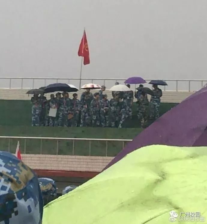 北理珠学生军训求雨又cos吃鸡,结果淋雨中军训!