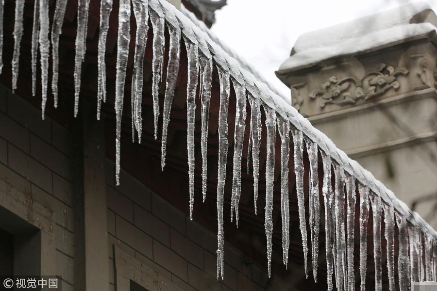 西安连降大雪气温低 排排冰柱似利剑