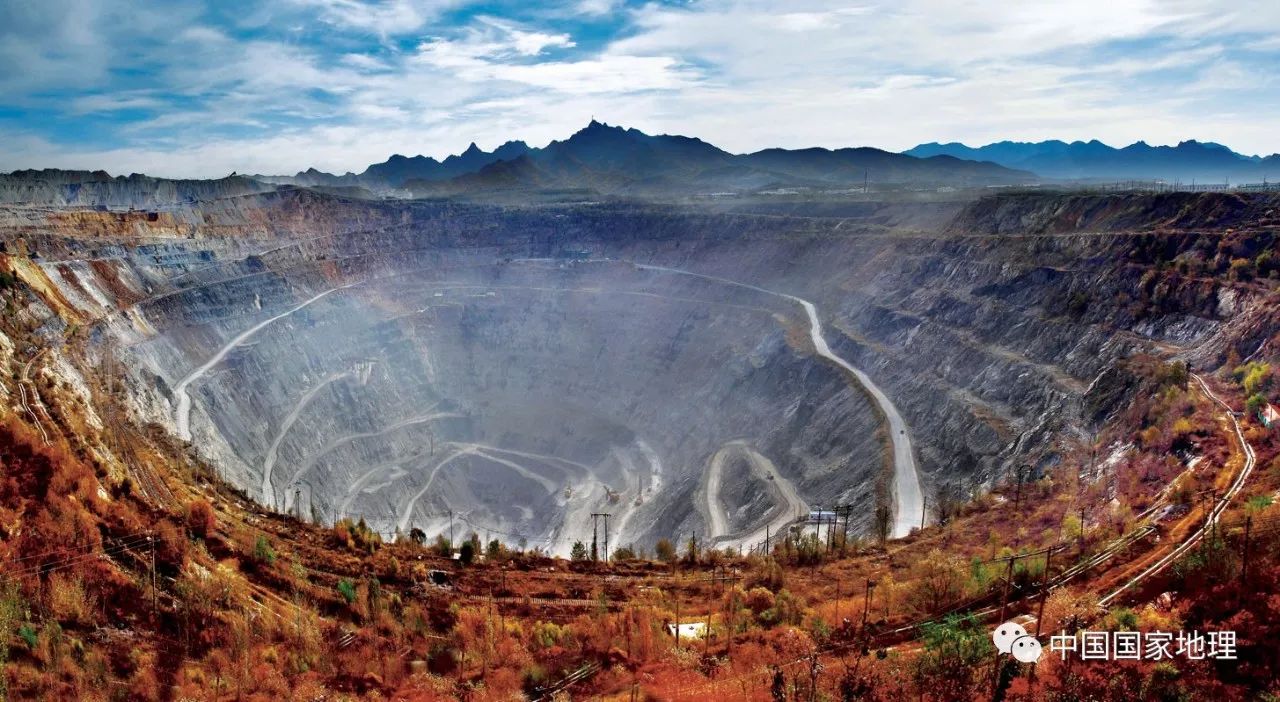 辽宁鞍山大孤山铁矿,亚洲最深的露天铁矿.