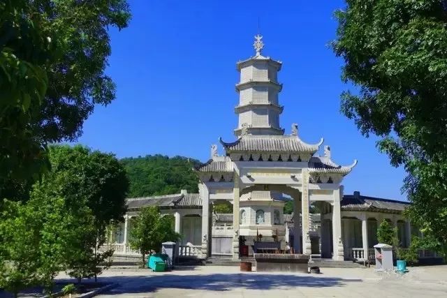 置身淨業寺的森林佛國,感悟禪意,讓久居都市的遊客,獲得全身心放鬆.