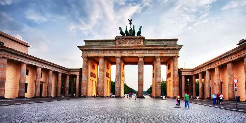 柏林 勃兰登堡门同时,天鹅堡也是在德国最常被拍摄的建筑物沃尔特