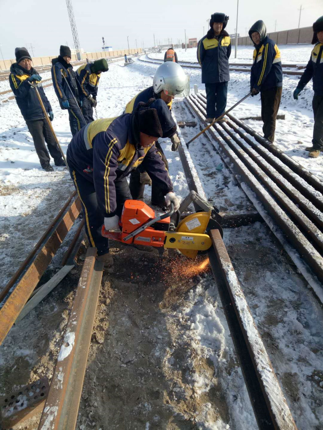 暴风雪袭来,中铁六局负责维管的临策铁路,大四铁路信号设备和道岔设备