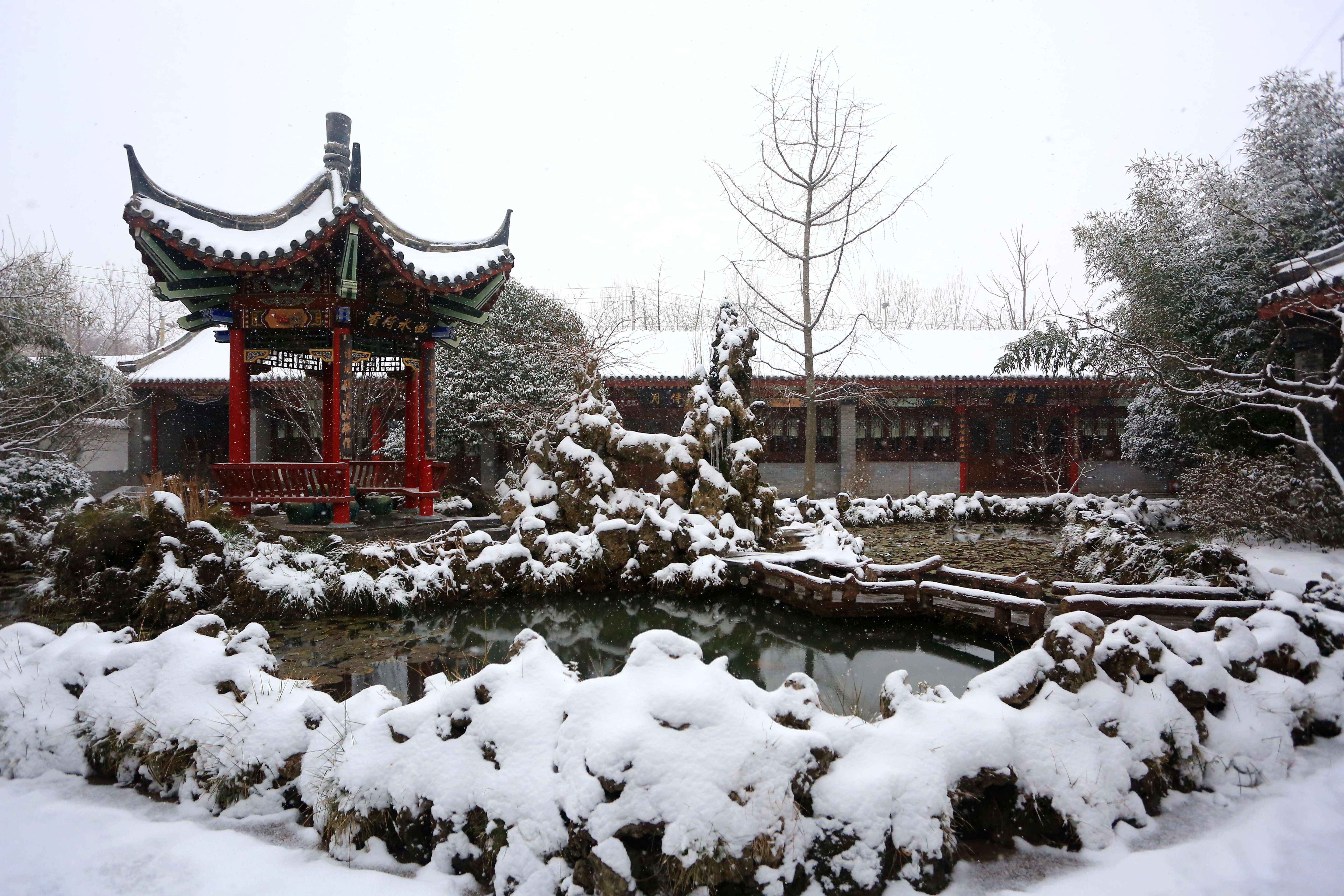 郑州近郊深藏一诗意花园四合院老火车雪景如画