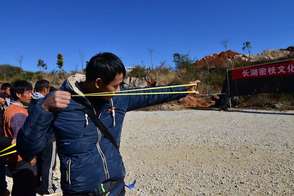 弹弓比赛斗鸡比赛获胜的前六名弹弓比赛获胜的前三名弹弓比赛中,30余