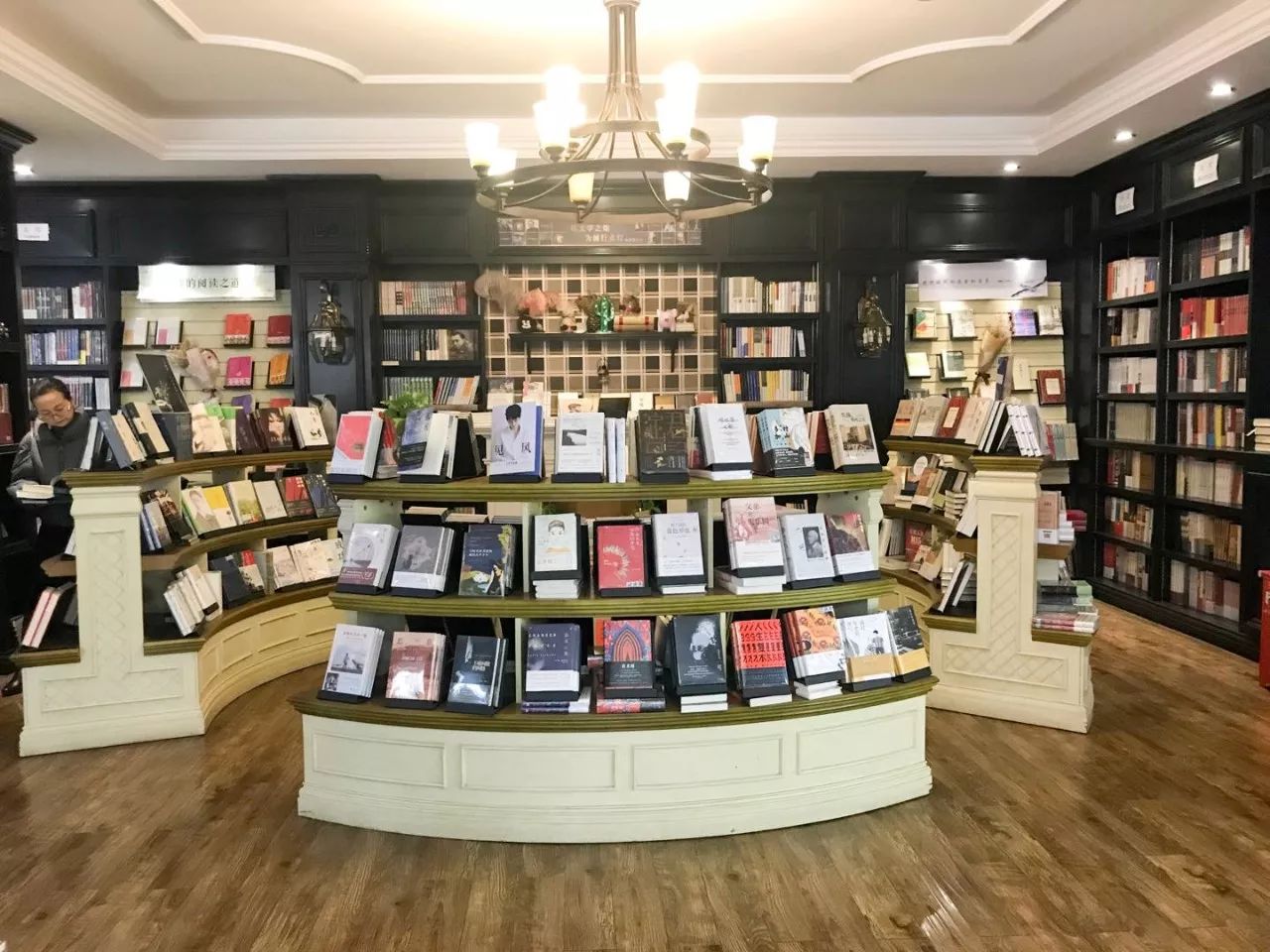 這是 成都第一家24小時書店,在遍佈日料的鏜鈀街上,已經成為了成都人