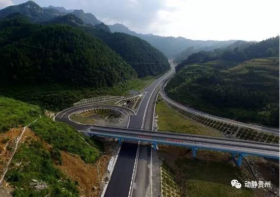 抓好務川至彭水,重慶至赤水,萬盛至正安等高速公路前期工作,開工建設