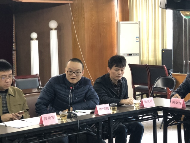 (图为施跃腾副局长为企业代表们现场解答)最后,曾勇军书记表示,经信