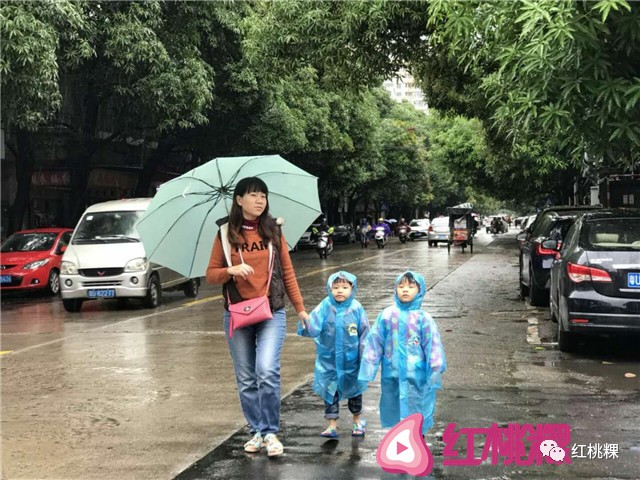 孩子们穿上雨衣上学