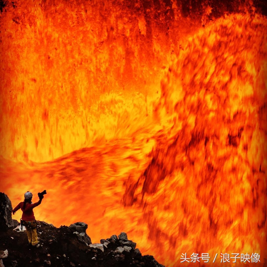 艺高人胆大女摄影师冒险深入活火山内部拍出的照片致敬