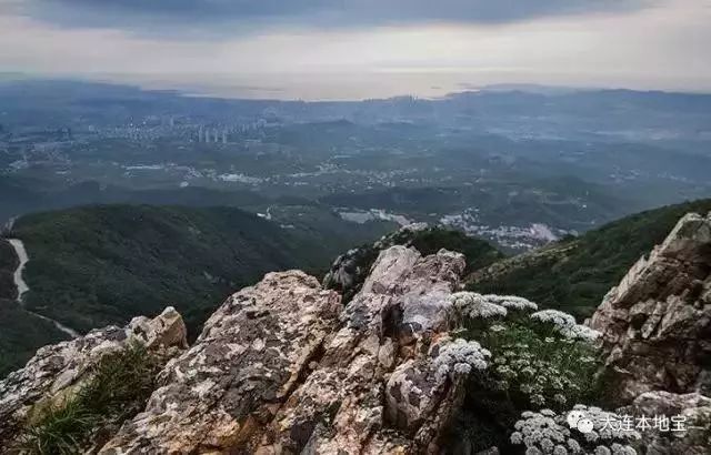 渤海因山石多呈淡黑色而得名開放時間:8:30 - 18:30地址:大黑山風景區