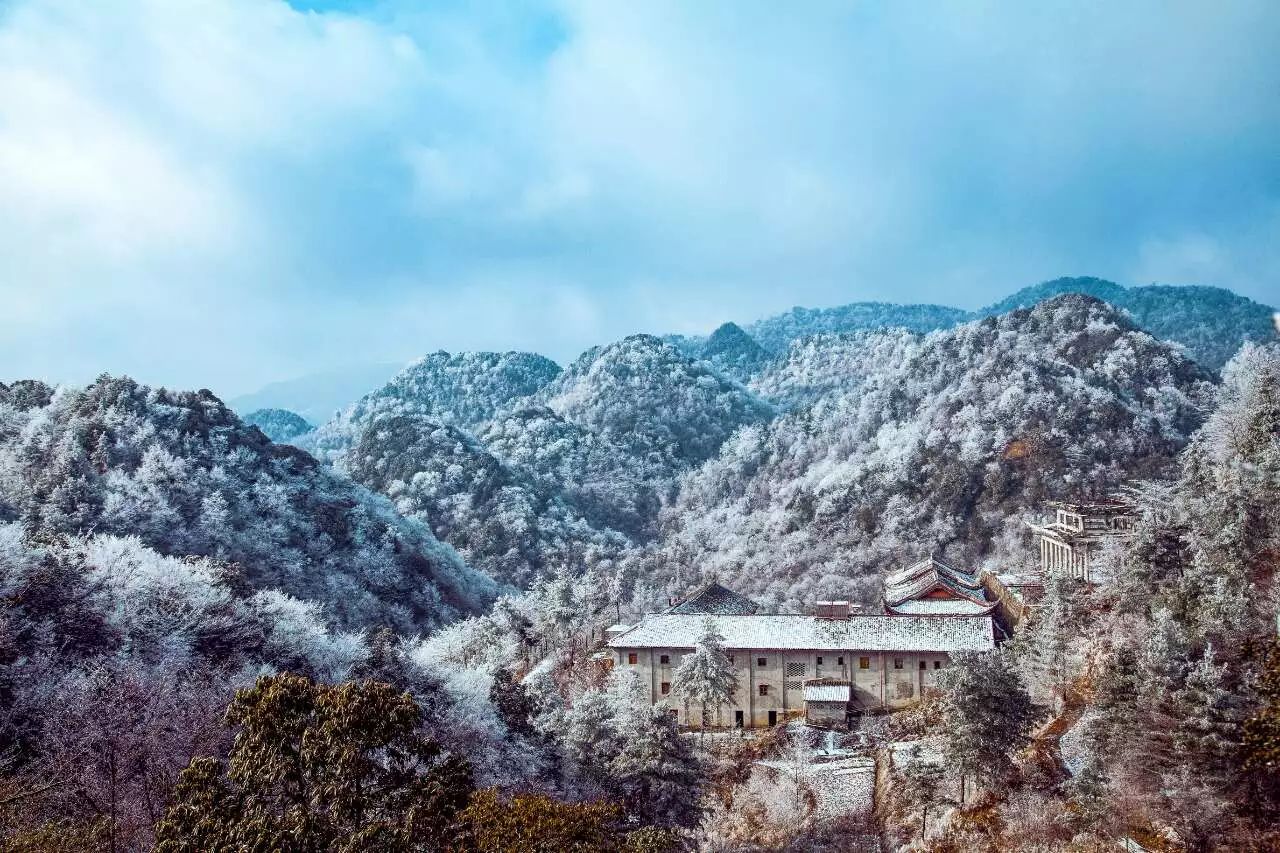 观雾山雪景图片