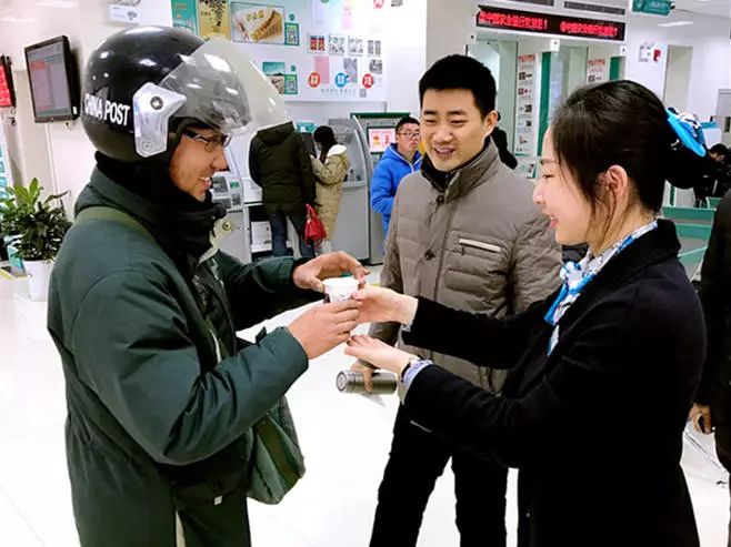 杭俊和网点保安搀扶老人进屋办业务连云港黄川支行大堂经理为冒着严寒