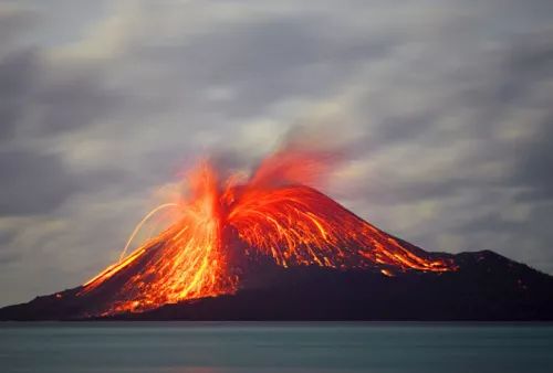 不要小看這些岩漿,看我模擬一次火山爆發.