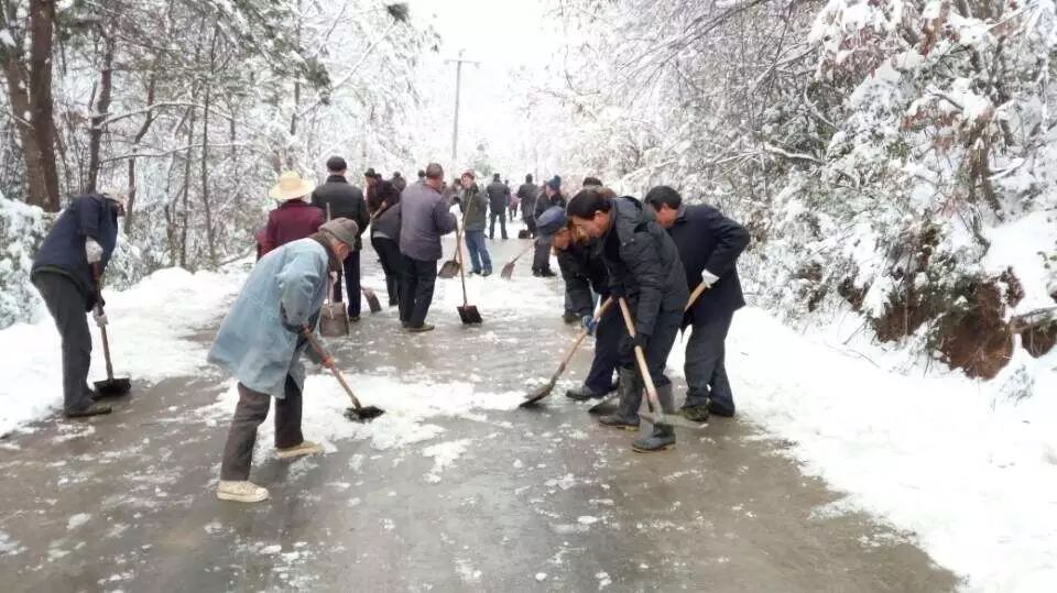 【暖新聞】為了她,百名村民上路掃雪,看完淚奔!_搜狐社會_搜狐網