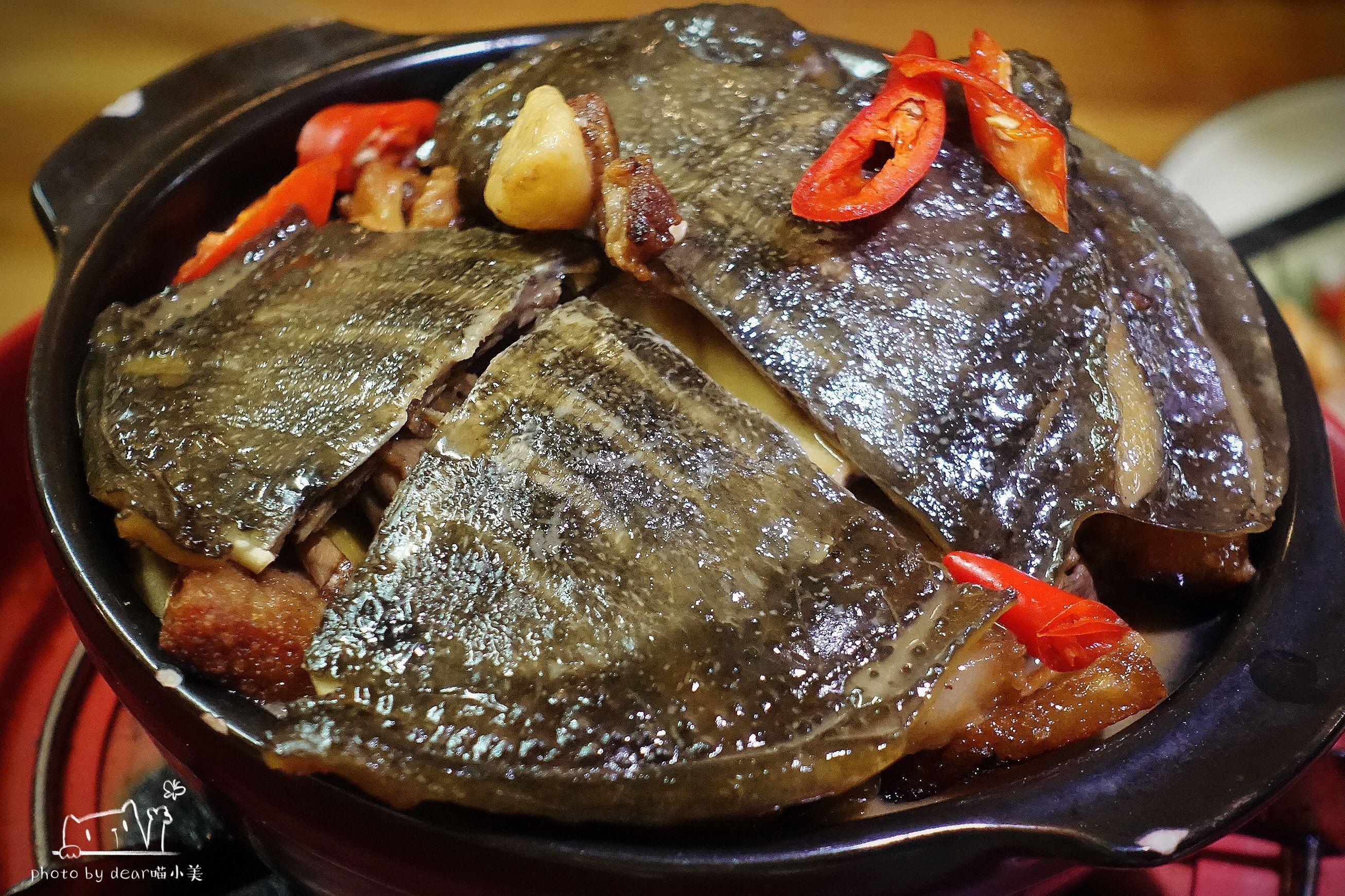 香油甲鱼煲,也是很滋补的一道菜,甲鱼炖得很够火候,满满的胶原蛋白很