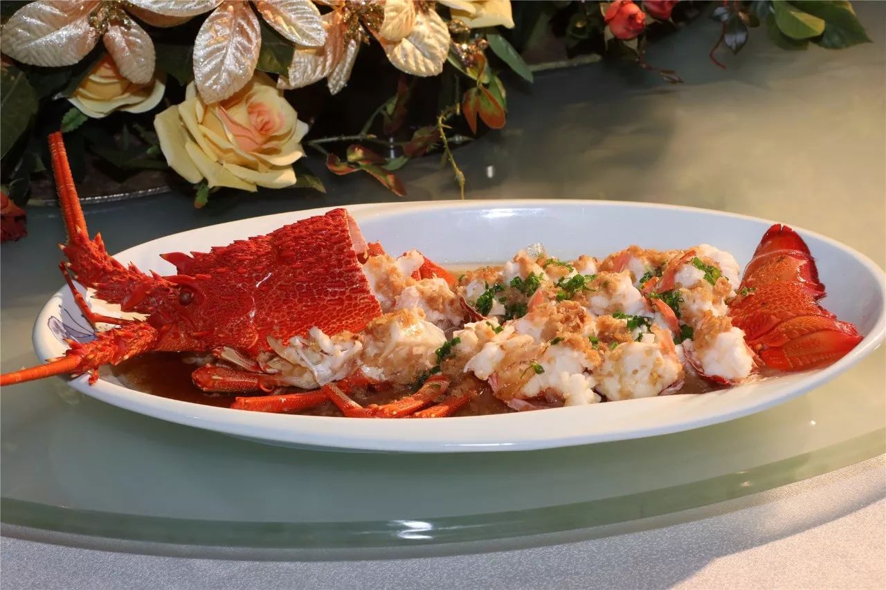 澳洲龙虾餐桌图片