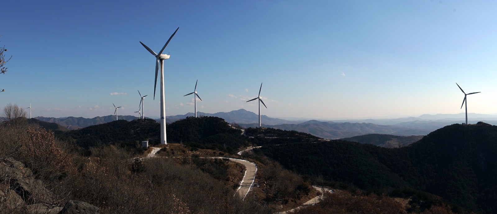 1月9日,拍摄的山东省烟台市牟平区埠西头镇烟德联新能源荒山光伏并网