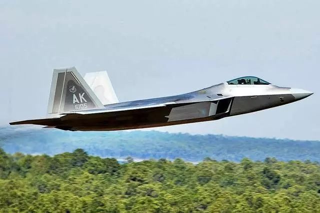 量產前的f-22閃電戰鬥機長什麼樣?原型機外形曝光令人讚歎!