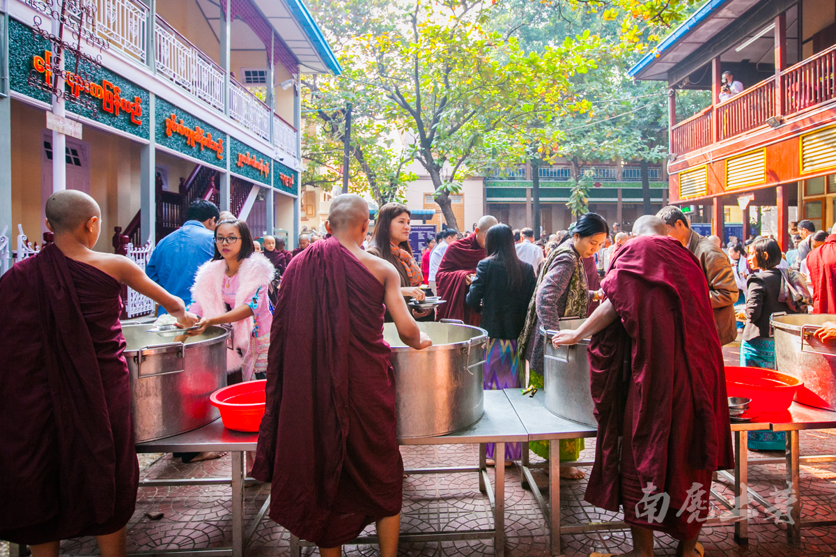 虔诚佛国，千人僧饭的壮观场面