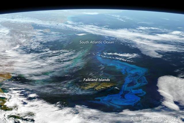 nasa卫星记录壮观一幕:南极附近海水诡异变蓝,是中毒了吗?