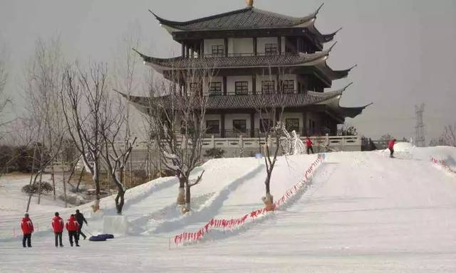 淮安古淮河滑雪场位于淮安市淮阴区码头镇,是中国纬度最南端的之外