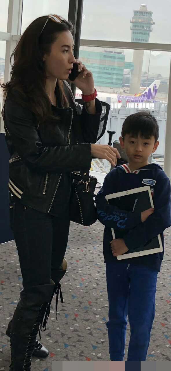 张柏芝牵两个儿子 lucas个头快要赶上妈妈了