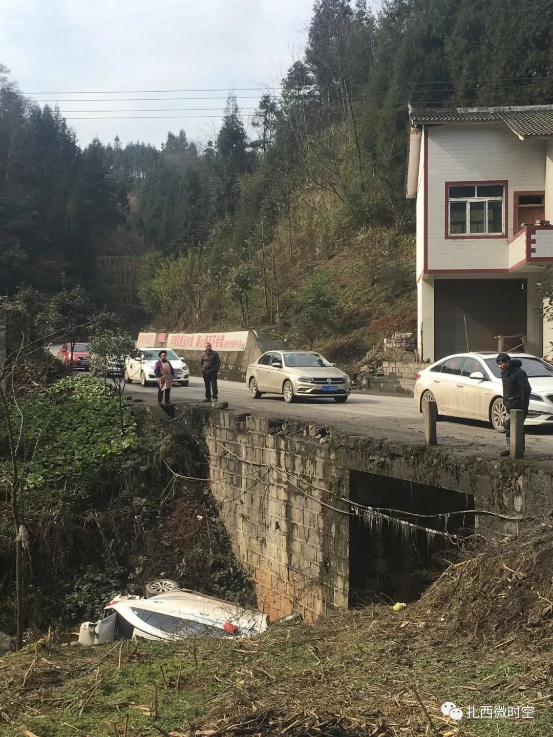 麻元至沙子坡路段发生一起车祸!