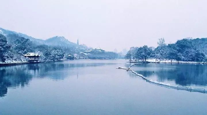 湖上影子,惟長堤一痕,湖心亭一點,與餘舟一芥,舟中人兩三粒而已.