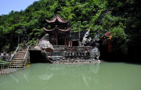 該景點距離山陽月亮洞約30公里,位於山陽——鎮安——柞水陝南旅遊