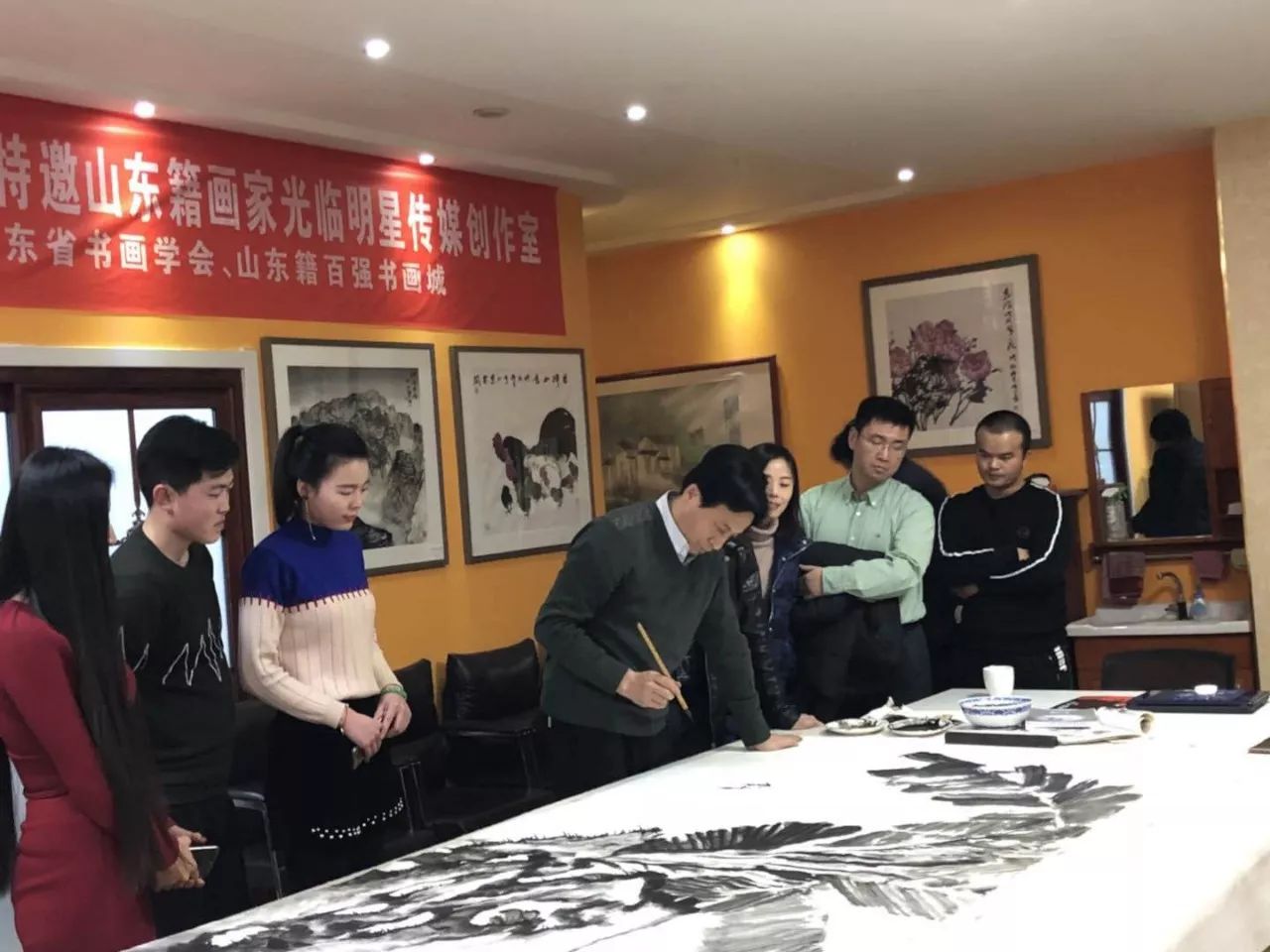 21世纪山东籍名家大画精品展文化笔会组委会特邀著名画家杨枫,张辉