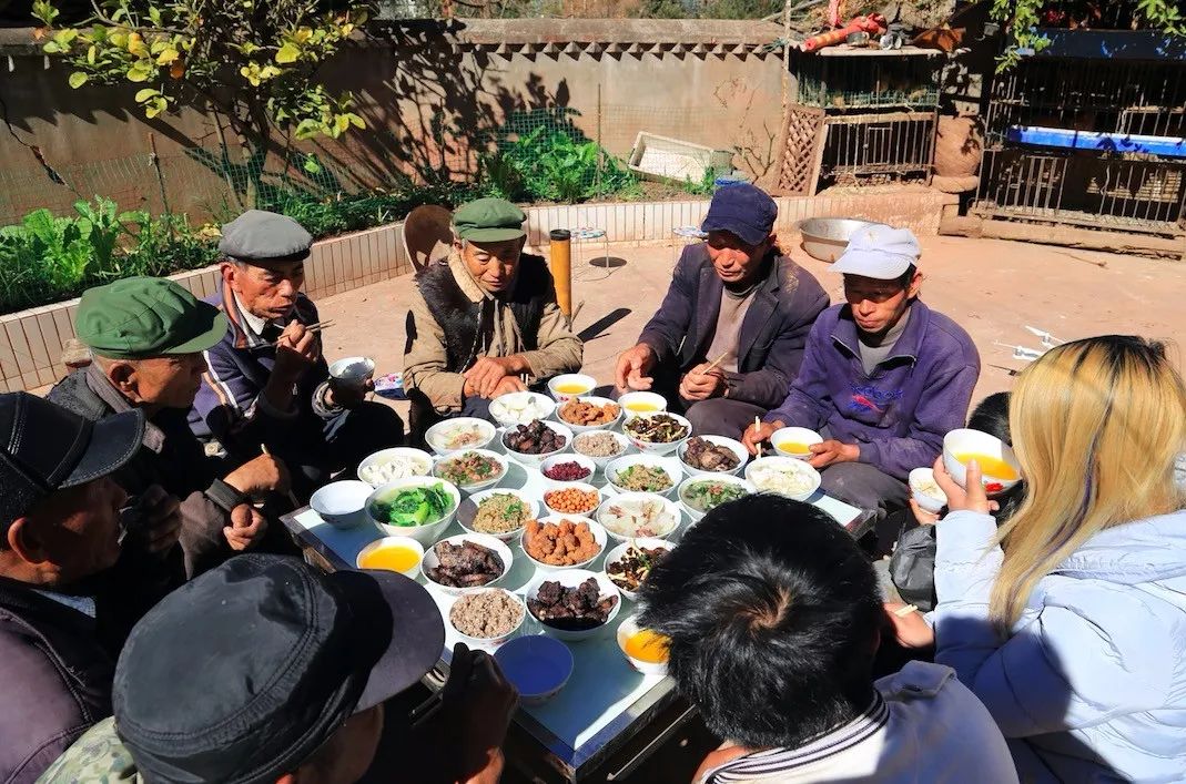 吃在牟定彝族人一年一頓年豬飯必備一碗豬肝生