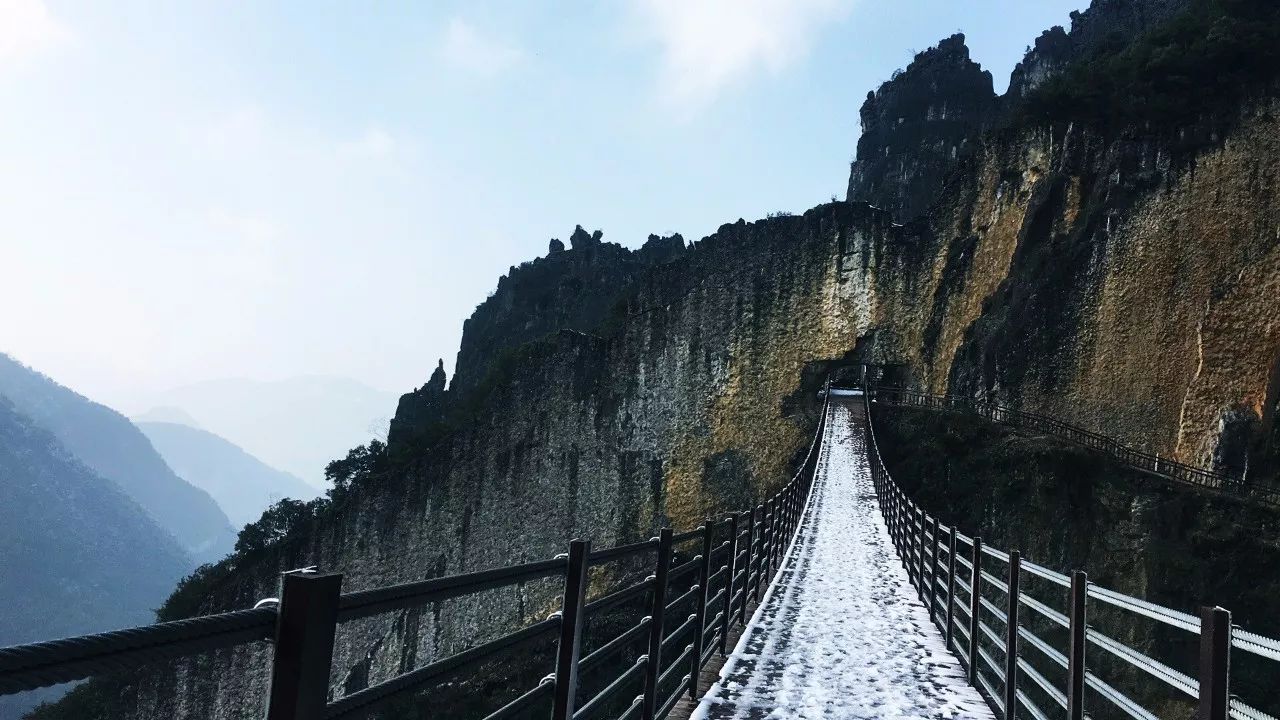 穿梭于山林之間瞬間來到天門洞索橋迷茫無助時,我想通過任意門 迷 茫