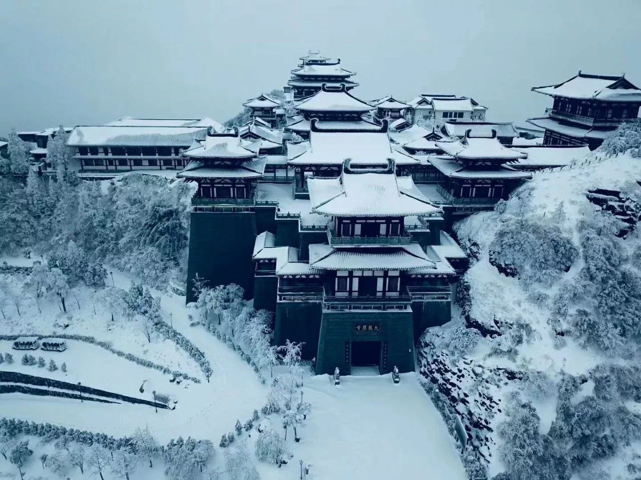 刚拍的!雪后大洪山,一不小心就美成了这样!