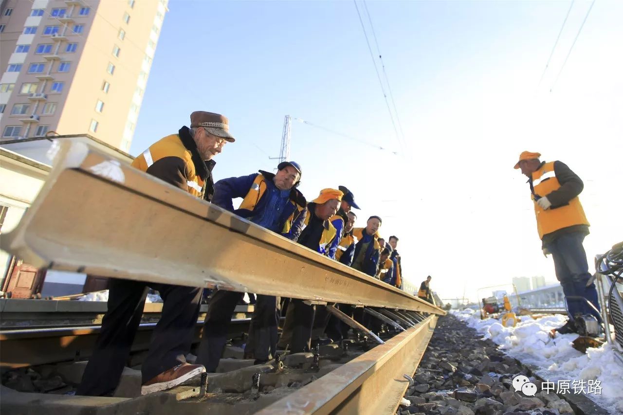 热火耀夕阳南阳工务段针对站场3道更换无缝钢轨施工