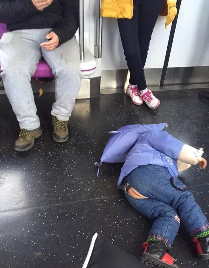 地铁上孩子穿开裆裤打滚家长不管不问