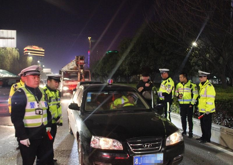 私裝警燈車輛當晚20時許,大隊特勤中隊民警在轄區柳葉大道朝陽路口