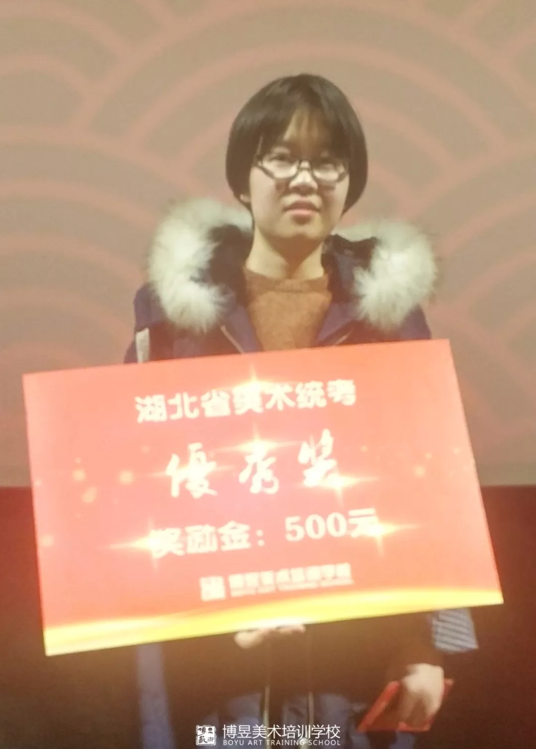 恭喜我校鄢钰同学勇夺2018届湖北美术统考状元,荣获奖学金10000元!