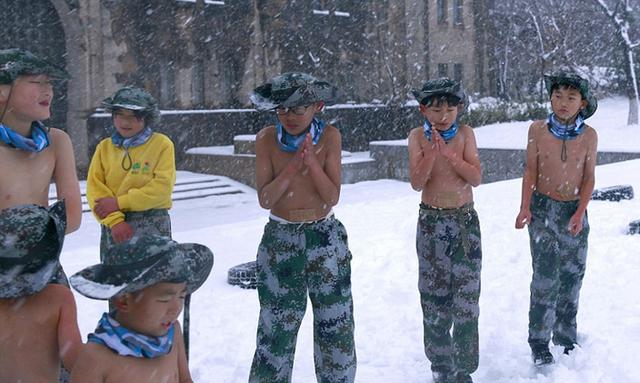 中国鹰爸暴雪中训练孩子们铁一般的意志褒贬不一走红网络