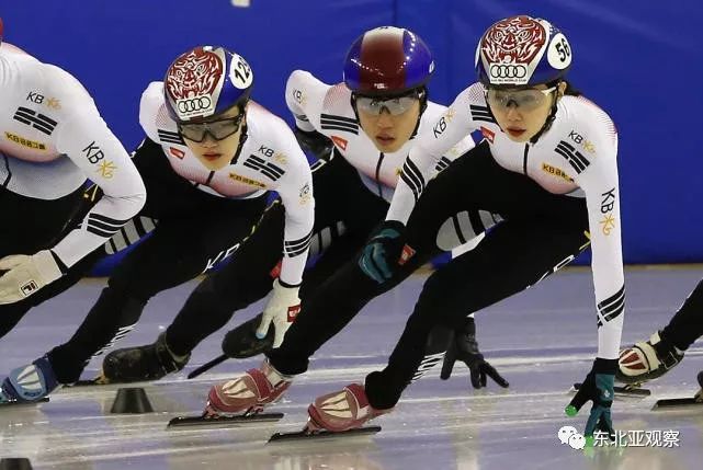 平昌冬奥会开幕在即,韩国女速滑队员正在紧张训练中