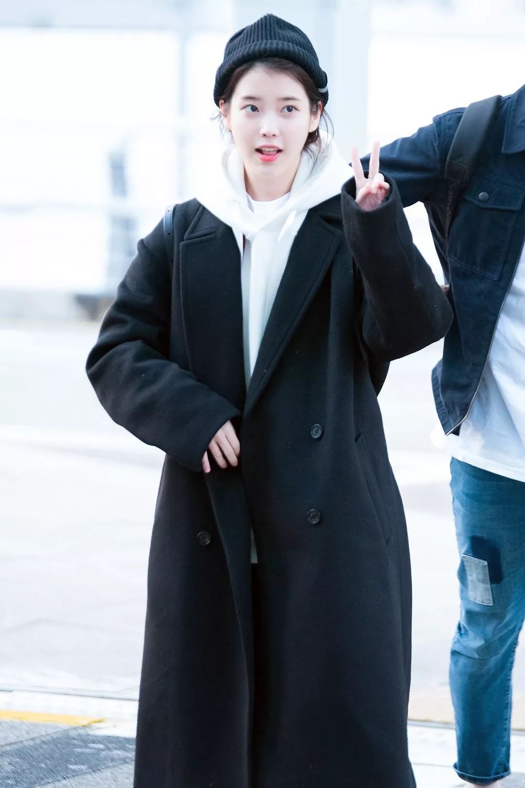 iu李智恩的这身卫衣搭配是韩国mm们的日常了,外面搭一件大衣再搭配一