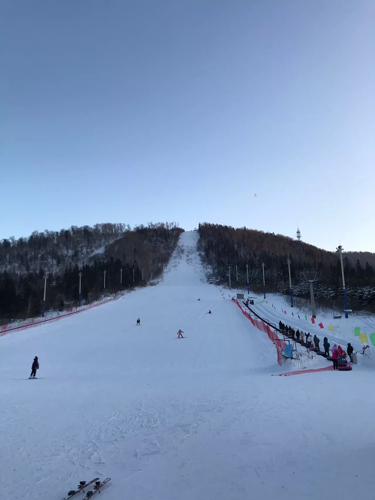 雪乡的滑雪场很小,我们去的时候也快天黑了,所以没有玩滑雪,就玩了几