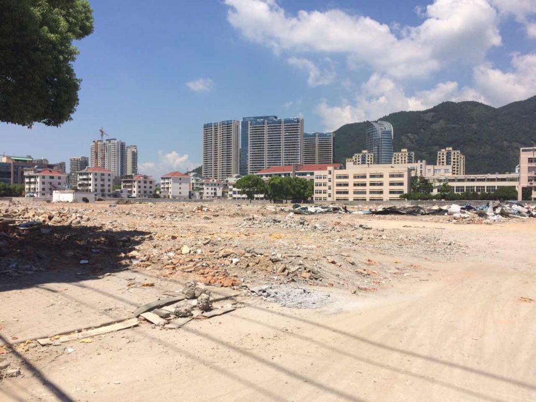 地块位于临海市古城街道柏叶西路北侧,出让面积40541m05(不含道路)