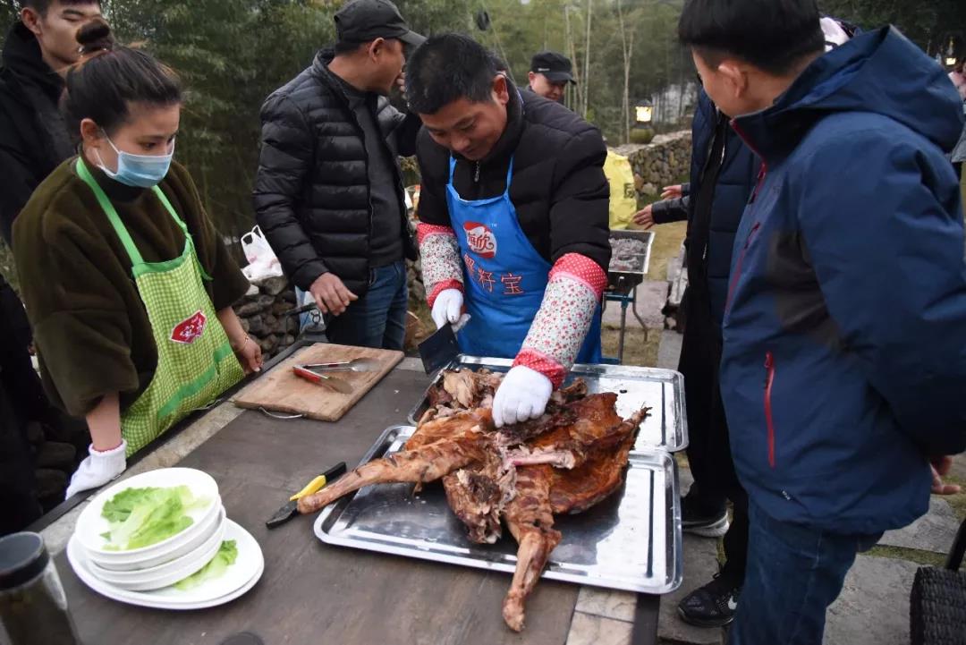 烤全羊的香气在融融的冬日里满溢,还没到嘴边就已经口水四溢了~亮点二