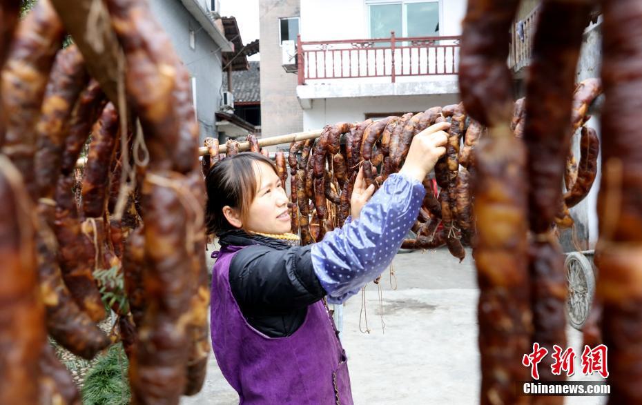 临近春节广西民众晒腊肉 四处腊味飘香