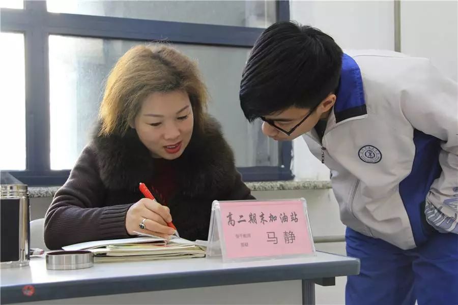 學海領航愛伴成長我校高二年部開展期末答疑活動