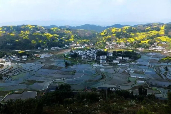 省級芙蓉山風景名勝區,地處四川省珙縣珙泉鎮城區西側,距宜賓市80公里