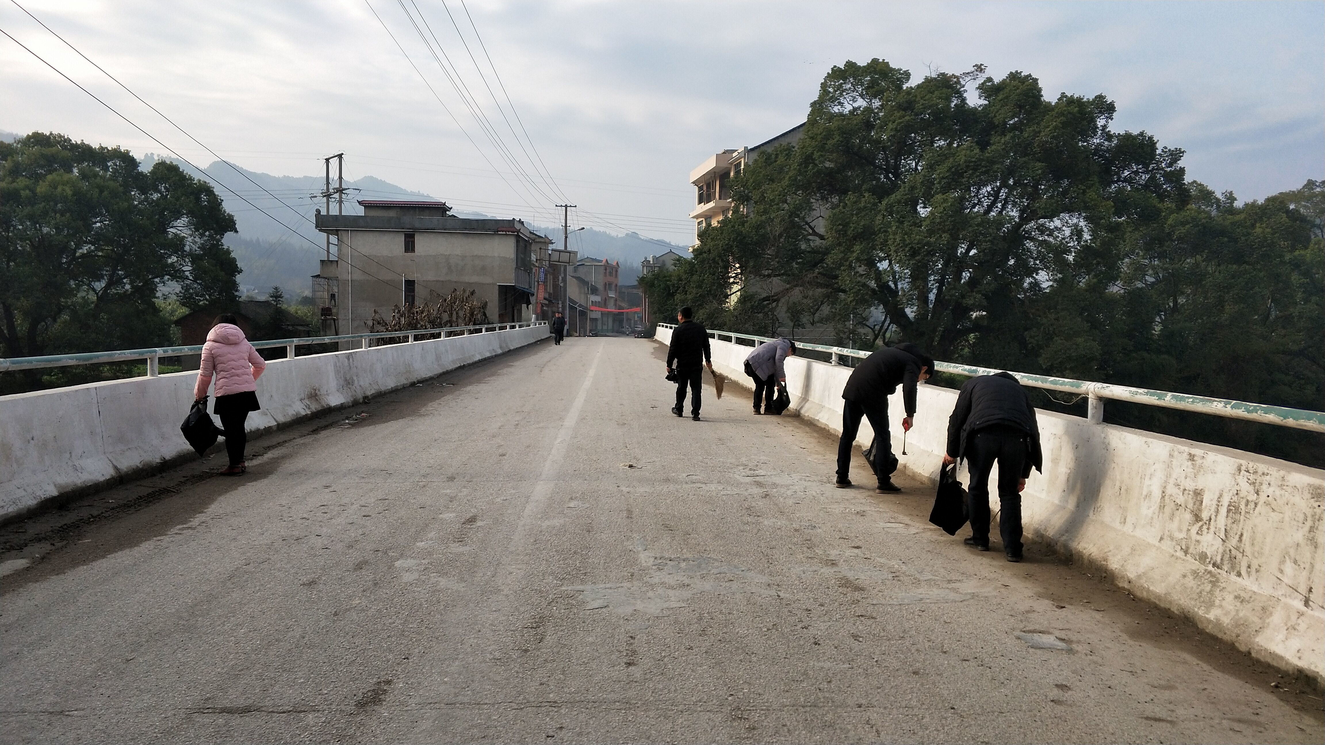 据悉,本次行动共清扫公路3公里,清扫垃圾1吨,清理野广告50条.