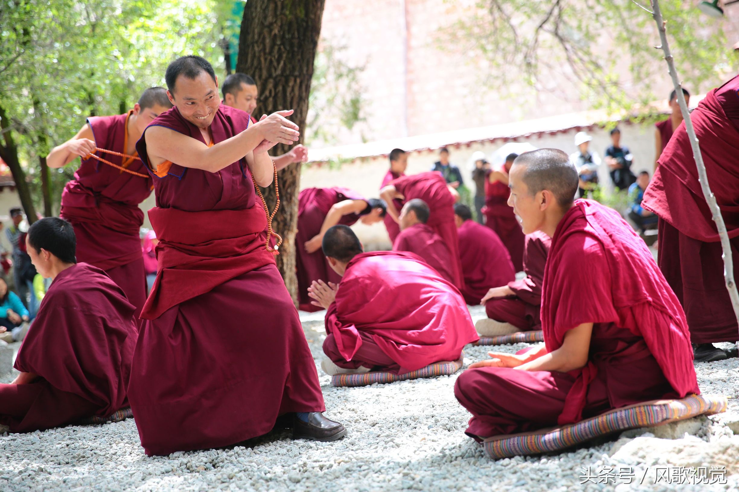 高原圣地色拉寺佛门的捉对厮杀带你去看看藏传佛教的辨经